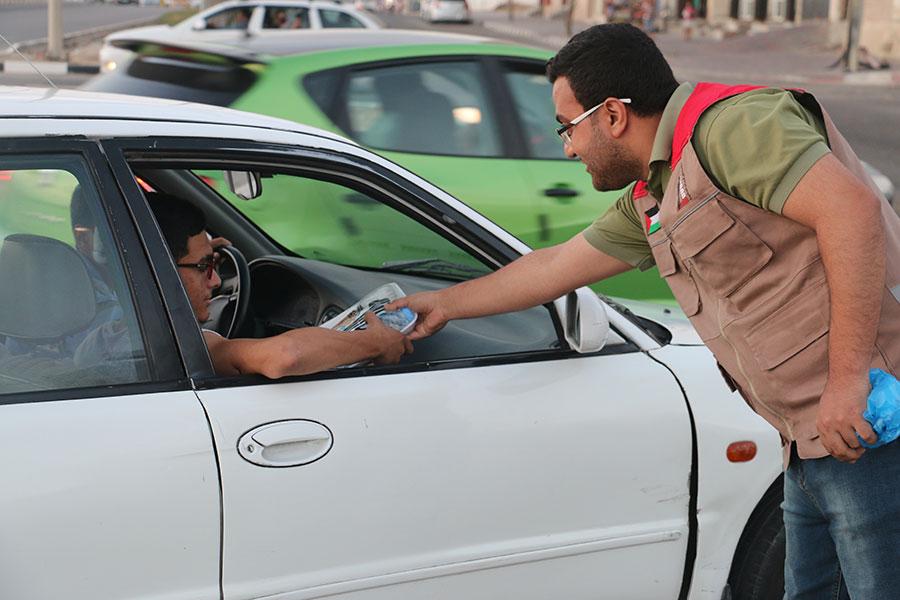"فور شباب" تنفذ حملة "إفطار صائم على الطريق"