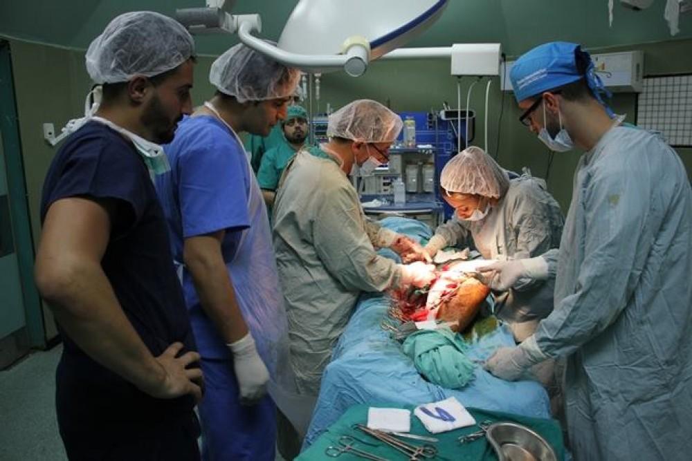 الطبيب السوري "كزكز" يدعو زملائه في أوروبا لمساندة المصابين في غزة