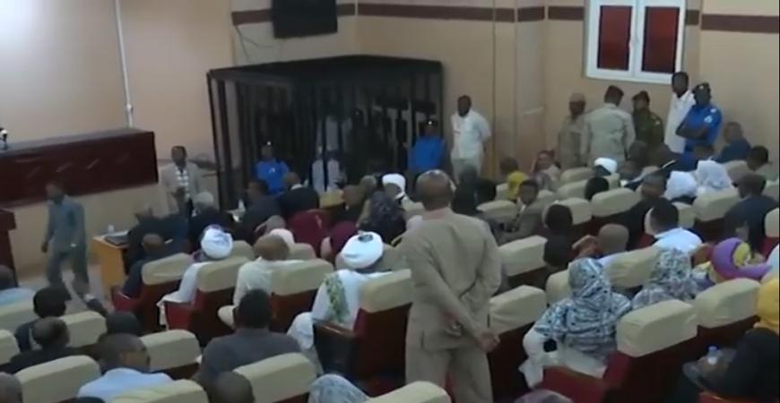 بالفيديو .. الرئيس المعزول "البشير" داخل قفص الاتهام أثناء جلسة محاكمته الثانية