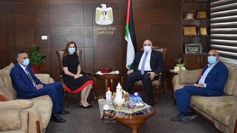رام الله: وزارة العمل ومؤسسة "التعاون" تبحثان سبل وآليات التعاون المشترك