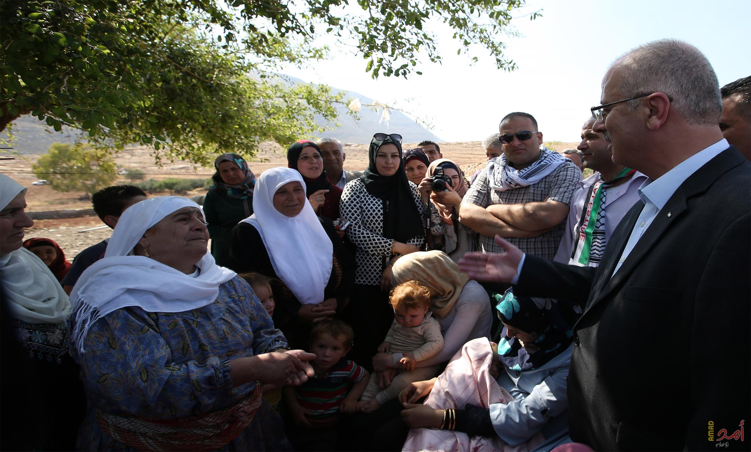 بالصور.. الحمد الله: الحكومة تعمل على إيصال الخدمات الحكومية لطانا لتعزيز بقاء أهلنا وثباتهم على أرضهم