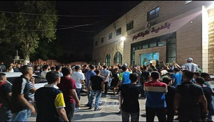 أجهزة السلطة تعتدي على المحتجين أمام بلدية طولكرم لقطع التيار الكهربائي