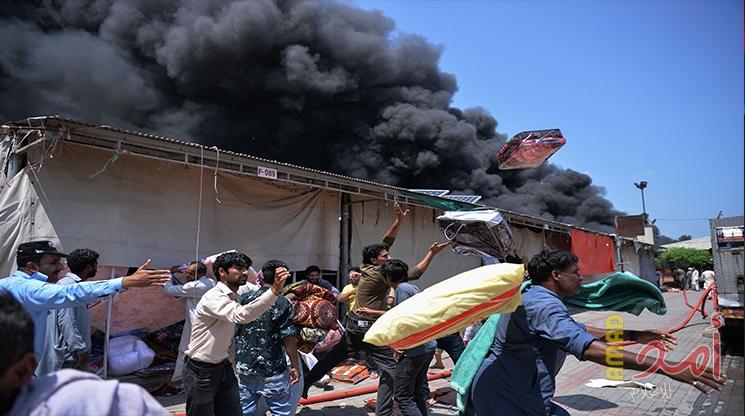 بالصور.. حريق هائل يلتهم أكثر من 100 محل بسوق فى باكستان
