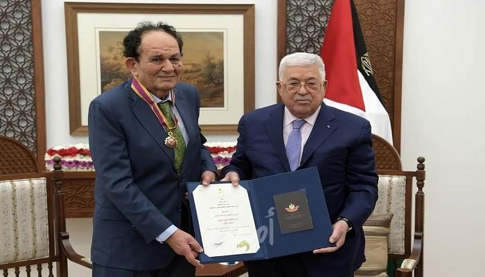عباس يقلد زياد عبد الفتاح وسام الثقافة والعلوم والفنون "مستوى التألق"