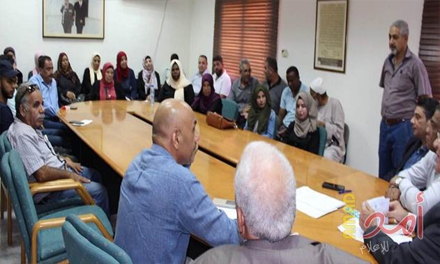 عريقات يعلن عن تنفيذ مشاريع حيوية ويقدم مساعدات مالية طلابية في محافظة أريحا والأغوار