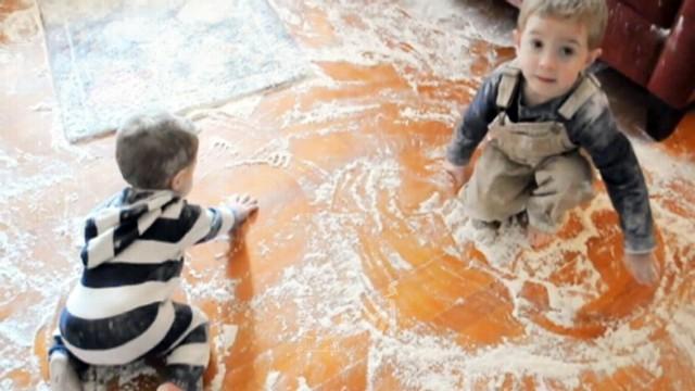 لسبب غير مادي.. أم بريطانية تثير الجدل على مواقع التواصل بعد عرض طفليها للبيع - فيديو