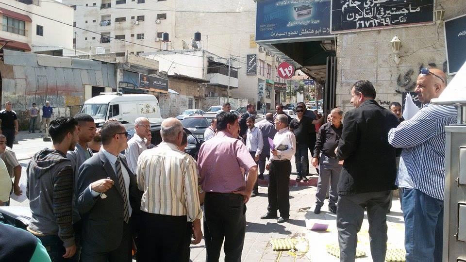 مزارعون يتلفون البيض أمام وزارة المالية بطولكرم   احتجاجا على مماطلة الوزارة في تنفيذ قرار الحكومة الخاص بقطاع منتجو البيض(صور)
