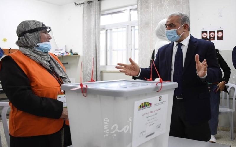 اشتية يتفقد عددًا من مراكز الاقتراع للانتخابات المحلية في محافظة رام الله والبيرة