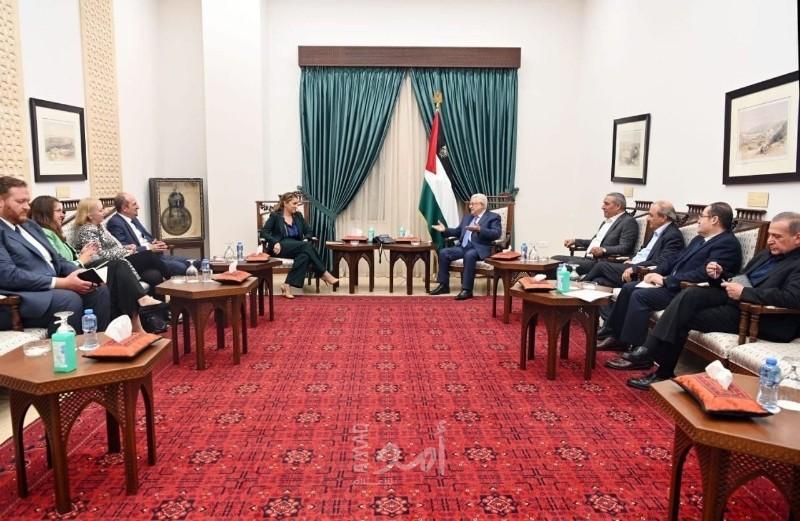 الرئيس عباس يطالب بايدن بالتدخل الفوري لتحمل مسئولياته..ويهدد بتنفيذ قرارات"المركزي"