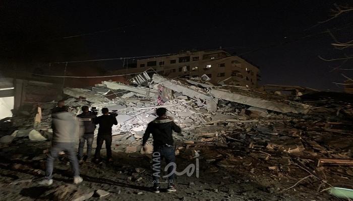 بالصور.. تدمير مبنى "إقطيفان" بالكامل غرب مدينة غزة