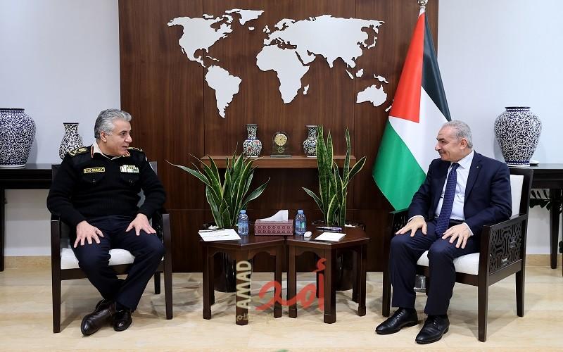 اشتية يتسلم تقرير جهاز الضابطة الجمركية لعام 2022