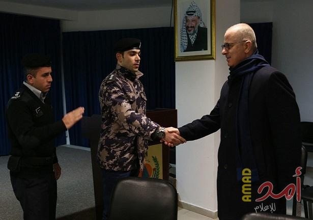 صور .. الحمد الله يتفقد غرفة العمليات المركزية للدفاع المدني في رام الله