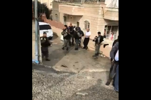بالفيديو.. قوات الاحتلال تقحتم منزل الأسير "لؤي أبو الحمص" في القدس