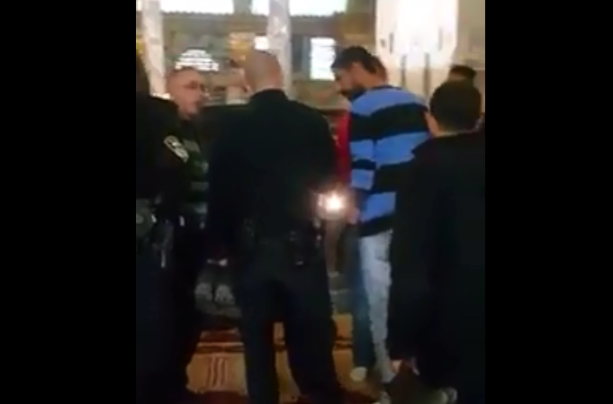 بالفيديو.. قوات الاحتلال تعتقل موظف في لجنة إعمار الأقصى