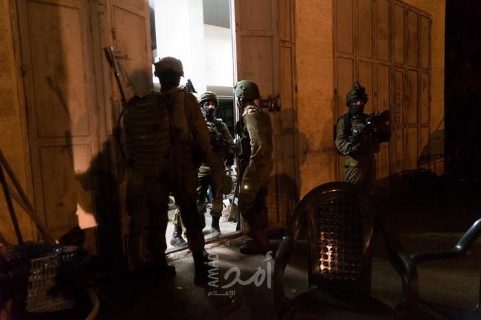 جنين: قوات الاحتلال تقتحم عدة منازل في قرية زبوبا