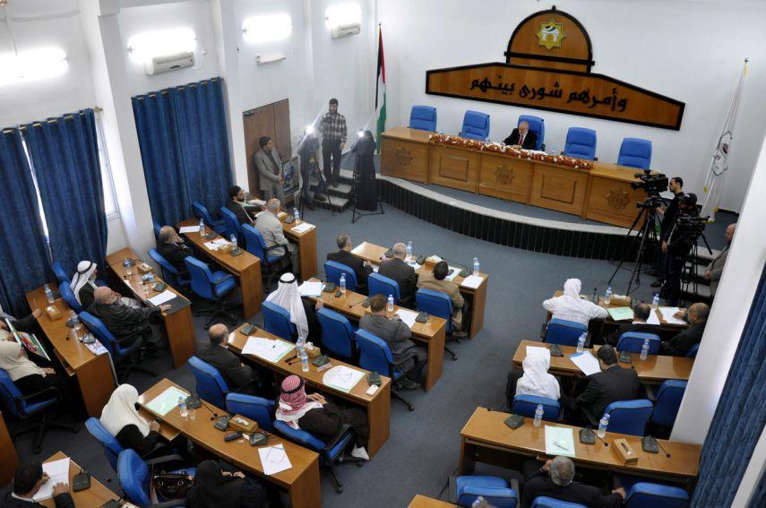 بعد تهديد عباس بالضغط المالي..انباء عن قطع رواتب نواب حماس في الضفة الغربية