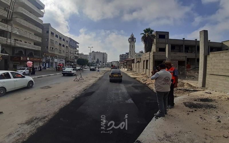 بلدية غزة تنجز أعمال صيانة شارع عمر المختار بالقرب من منطقة العباس