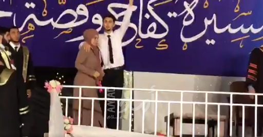 " أمي أكبر من الجامعة" ...طالب يخلع زيه بعد إنزال أمه عن منصة حفل التخرج - فيديو
