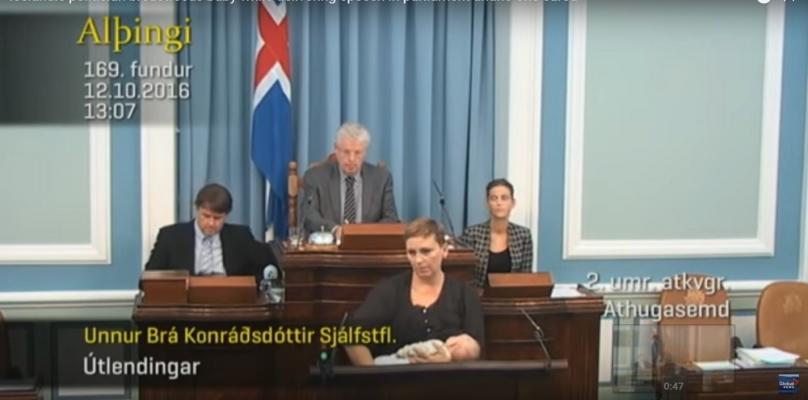 نائبة برلمانية ترضع طفلتها أثناء مناقشة مشروع قانون -فيديو