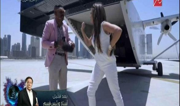 بالفيديو.. سارة سلامة تعتدي بالضرب على رامز جلال
