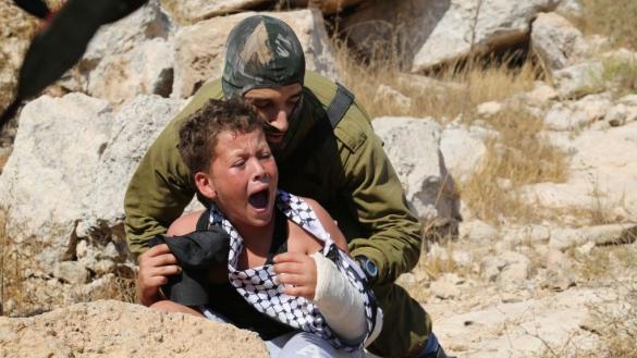 وزيرة كويتية: إسرائيل تعمد إلى تحطيم الواقع النفسي للطفل الفلسطيني..وأطفال فلسطينيين يعرضون تجارب الاعتقال
