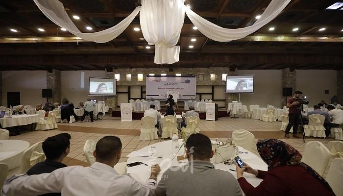 فلسطينيات تعقد مناظرات حول قضايا نقابية ومهنية في غزة