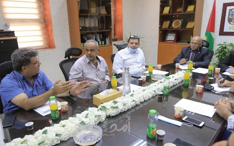 بلدية غزة تبحث مع لجنة تجار سوق الزاوية سبل تنظيم السوق