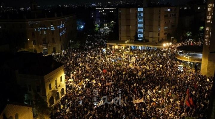 تجدد الاحتجاجات امام مقر إقامة رئيس الوزراء الإسرائيلي "نتنياهو": "انتهى وقتك"