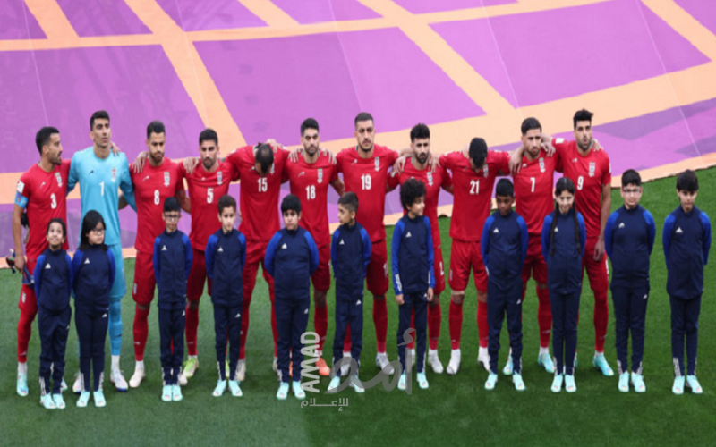لاعبو منتخب إيران يصمتون أثناء أداء النشيد الوطني قبيل مواجهة إنجلترا