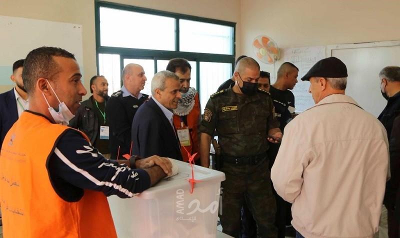 محافظ قلقيلية يتفقد عدداً من مراكز الاقتراع في الانتخابات المحلية