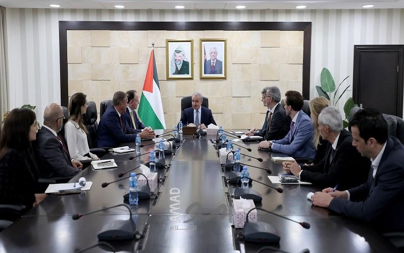 اشتية يبحث مع اتحاد البلديات الهولندي تعزيز التعاون وإقامة المشاريع التنموية