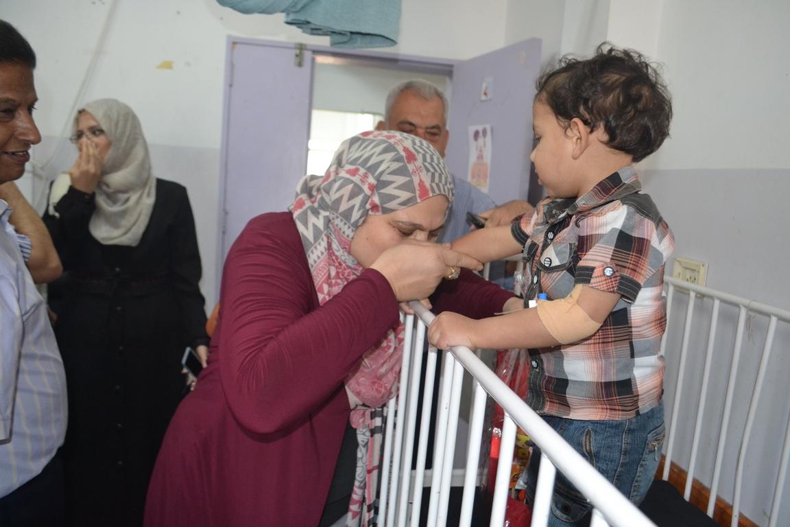 بالصور - بتمويل من مؤسسة الشيخ خليفة بن زايد..نواب فتح يزورون الأطفال المرضى في مجمع ناصر ويقدموا أجهزة حاسوب