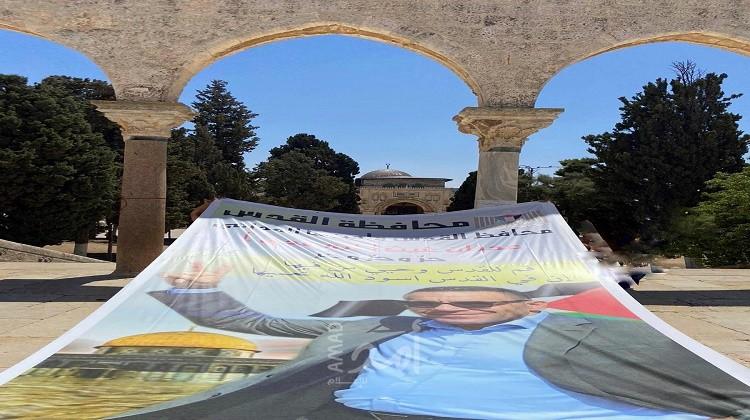 نشطاء مقدسيين يرفعون صورة محافظ القدس "عدنان غيث" لتأكيد حضوره في المسجد الأقصى