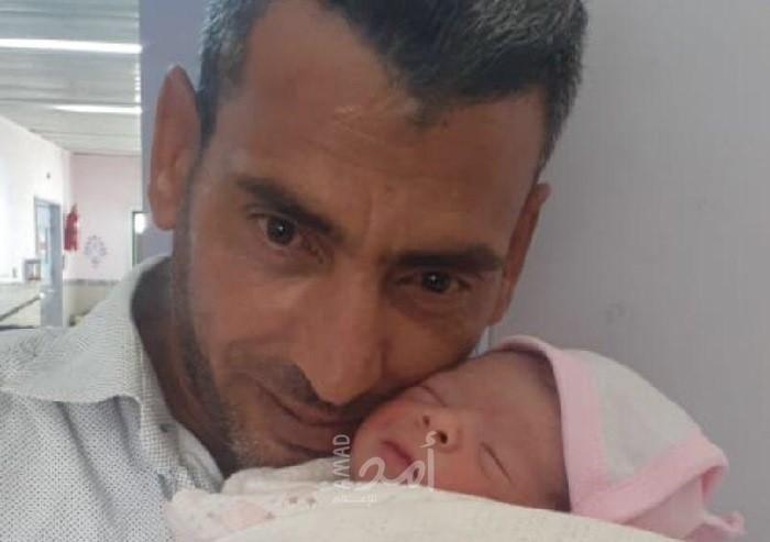 بعد 20 عاماً من الانتظار.. المواطن "نبيل أبو طه" من خانيونس يرزق بطفلته الأولى