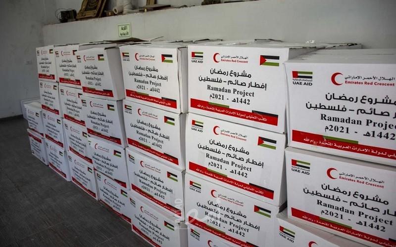 الهلال الأحمر الإماراتي يوزع آلاف الطرود الغذائية في فلسطين