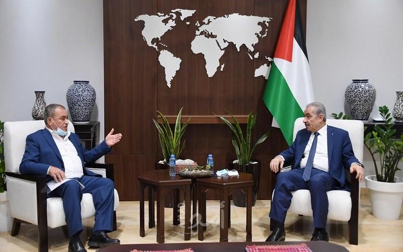 اشتية يلتقي وفدا من مركز خليل أبو ريا للتأهيل ويشيد بالدور الذي يقدمه المركز
