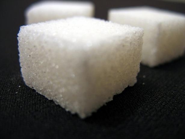 مضار السكر المضاف إلى الطعام