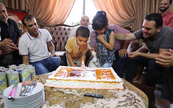 وزارة الأسرى تحتفل بعيد ميلاد أبناء الأسير أحمد السكني من غزة