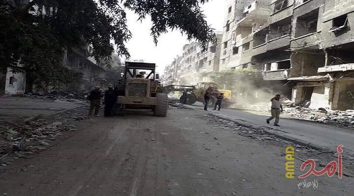 بالصور- بدء العمل في إزالة الركام والأنقاض من شوارع مخيم اليرموك
