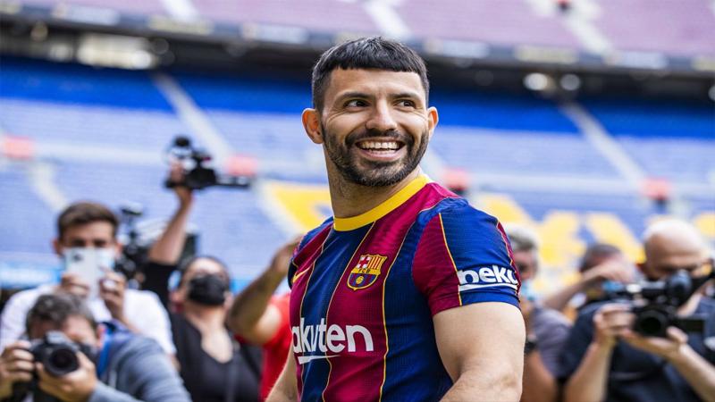 برشلونة ينفى أنباء اعتزال مهاجم الفريق "أجويرو"