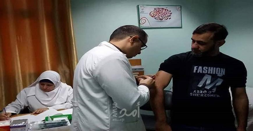 مستشفى الرنتيسى بغزة يواصل حملة التطعيم لطواقمه ضد مرض الحصبة
