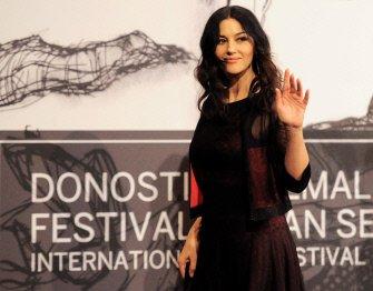 بالصور.. أيقونة السينما الإيطالية مونيكا بيلوتشى فاتنة بـ"سان سيباستيان"