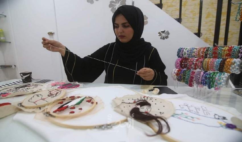 ريهام العيماوي.. فلسطينية تصادمت مع الحياة واتخذت من الفن والتطريز طرقاً للنجاة - صور