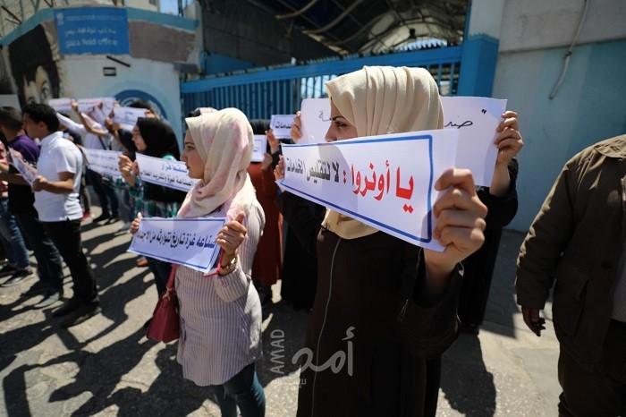 بالصور.. أصحاب المنازل المدمرة بغزة يعتصمون أمام "الأونروا" ويطالبون بأموال "الإيجار"