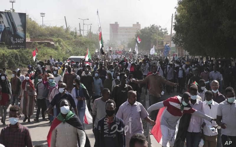 رويترز: محتجون يقتربون من قصر الرئاسة في وسط الخرطوم