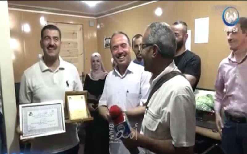 الصحفي خضر الزعنون يحصل على وسام تقدير الاعلام الجزائري
