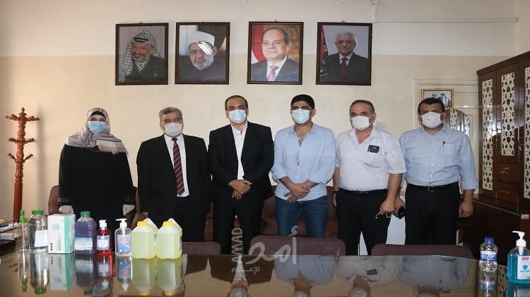 غزة: وزير العمل يتبرع بمواد تعقيم ومستلزمات طبية للمعاهد الأزهرية
