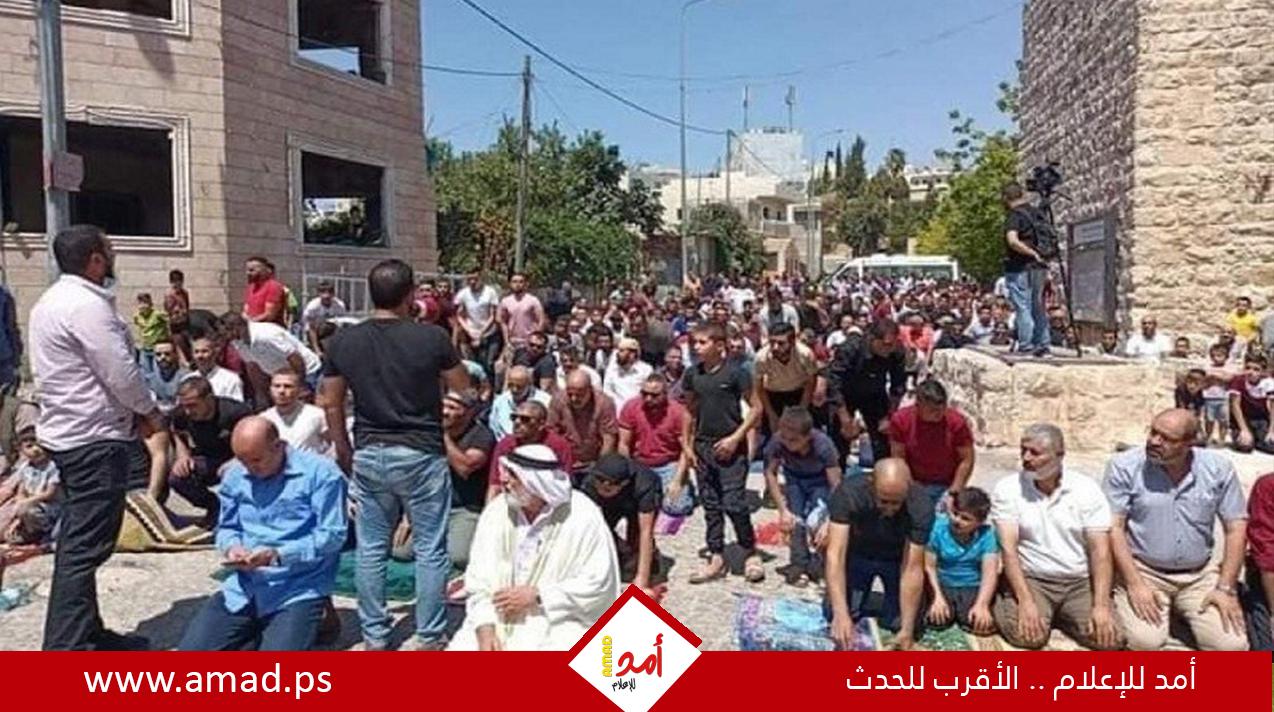 مواطنون يؤدون صلاة الجمعة في منطقة برك سليمان جنوب بيت لحم
