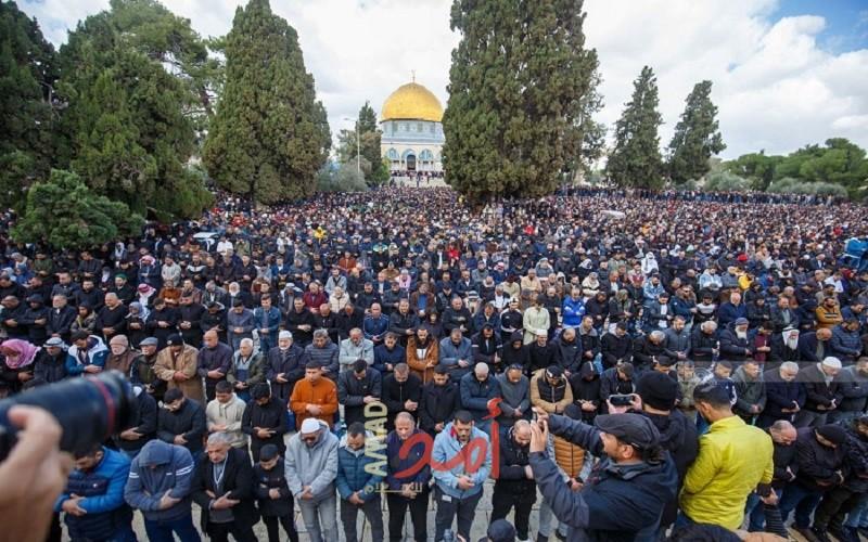 130 ألفا يؤدون صلاة الجمعة الثالثة من شهر رمضان في المسجد الأقصى