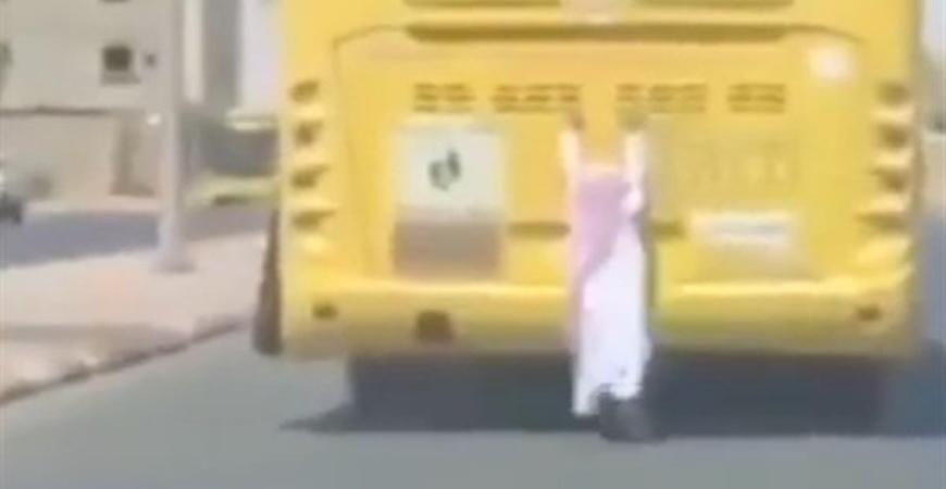 بالفيديو ..  طالب ينجو من الموت بأعجوبة بسبب حركة طفولية